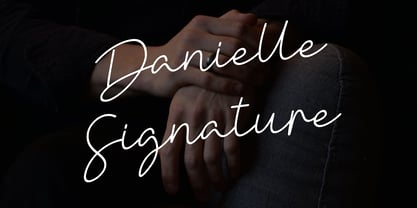 Danielle Signature Fuente Póster 1