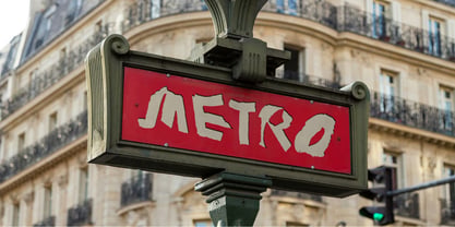 Remix de Paris Font Poster 9