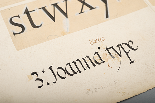 Detalles de los dibujos de 1931 de Eric Gill para Joanna Italic, utilizados para ayudar a Monotype a adaptar la primera versión cortada para Gill por la fundición Caslon.